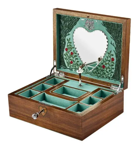 La casa británica WOLF 1834 creó Ballet, una trilogía de joyeros musicales. Inspirada en los ballets clásicos La Bella Durmiente, El Lago de los Cisnes y El Cascanueces, la colección transforma el resguardo de joyas en experiencia sensorial. Nogal certificado, marquetería fina y Ultrasuede con LusterLoc —una tecnología patentada que evita el deslustre de las joyas— acompañan bailarinas pintadas a mano que giran al ritmo de Tchaikovsky.