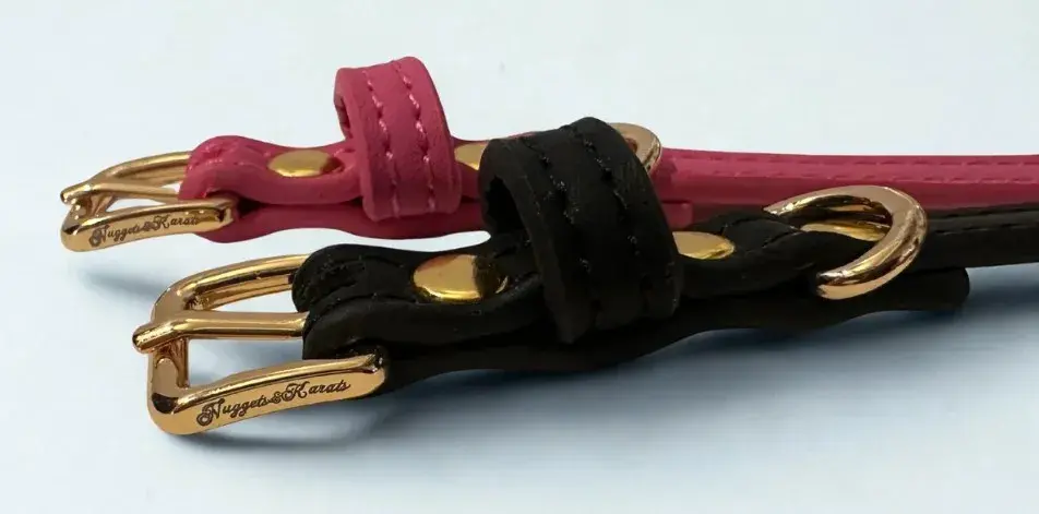 Nuggets & Karats presenta Nuggyz, una colección de joyería de lujo para mascotas que transforma el collar en un accesorio de alta moda. Los artesanos elaboran las piezas en latón bañado en oro de 18 quilates e incluyen letras personalizables con tipografía gótica y delicados detalles florales. Diseñadas para dueños exigentes, celebran la personalidad de cada mascota con sofisticación artesanal. La marca ofrece la colección en su sitio web oficial.